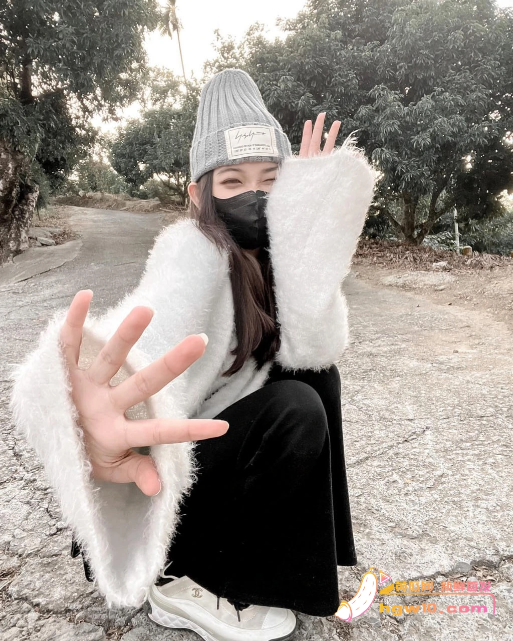 海南精神小妹徐念慈私密照曝光,网友热议其清纯与反差形象