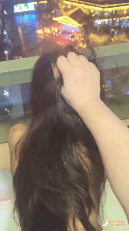 时隔两天再会青涩小妹，阳台背入的羞耻游戏