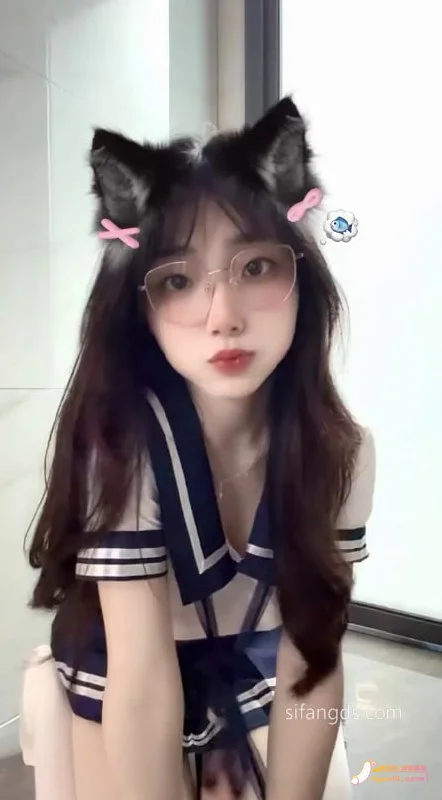 猫耳少女多套造型展示：清纯与性感风格切换