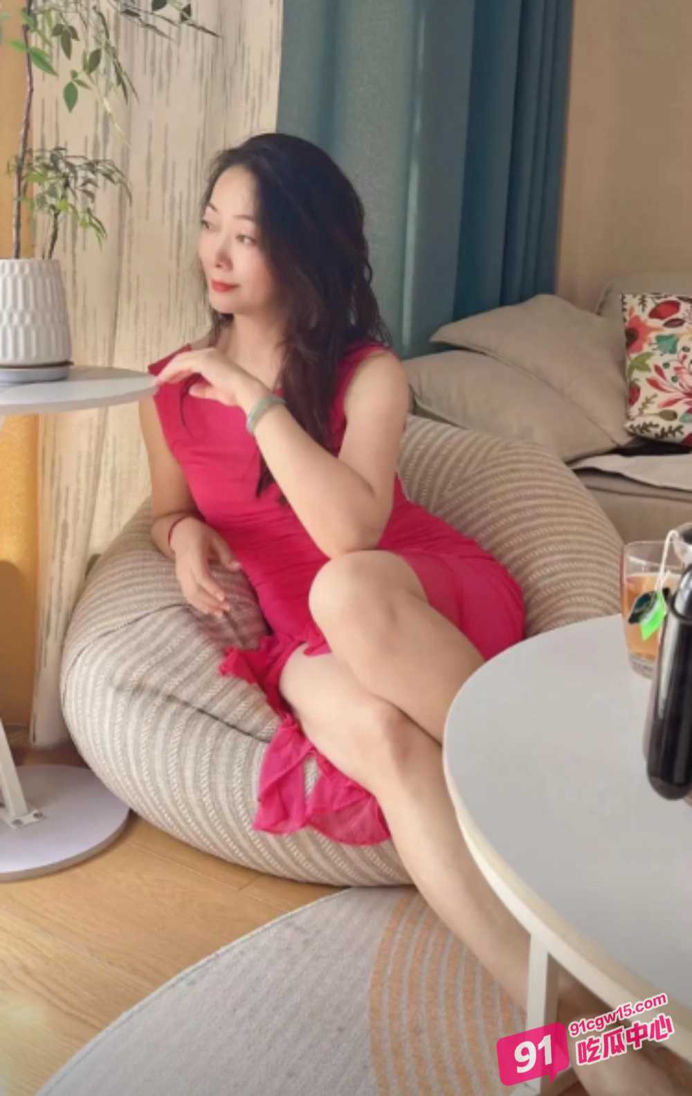 干瘦小伙嫖娼丰满熟女阿姨 无情压价150 要口交居然还要肛交？ 配图