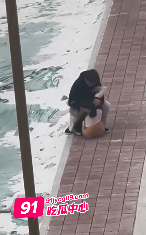 情侣街头吵架 女子居然脱光躺下给所有人看!