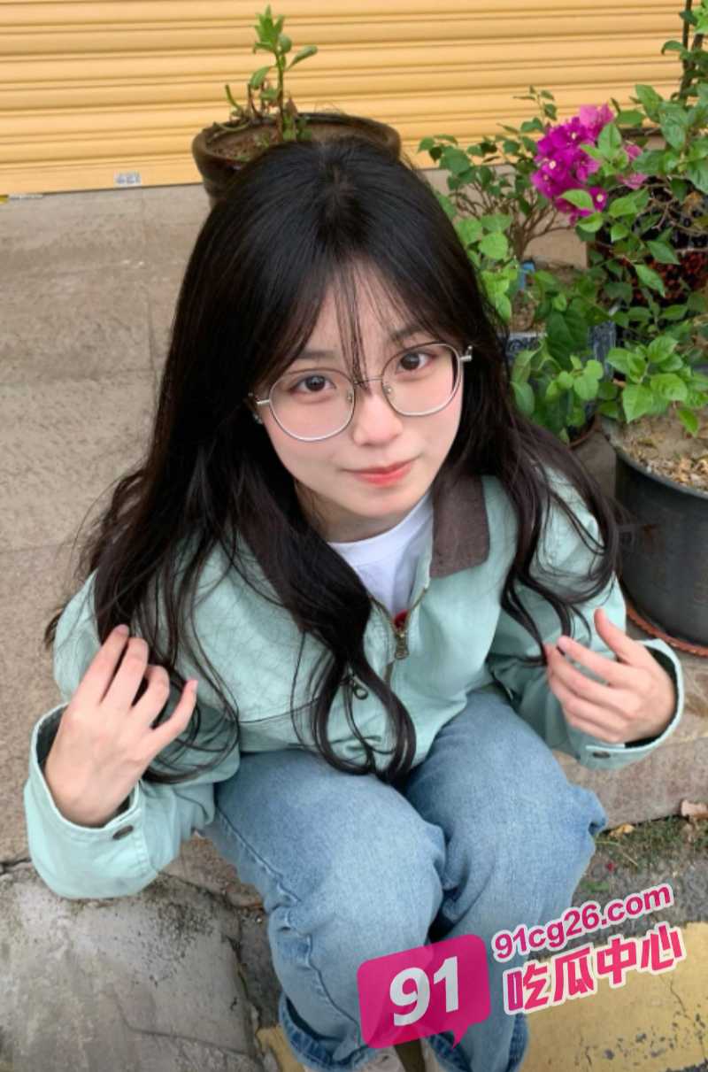 兄妹乱伦之精虫上脑的哥哥勾引妹妹 懵懂妹妹乐在其中“哥哥 使劲插我下面”！ 配图