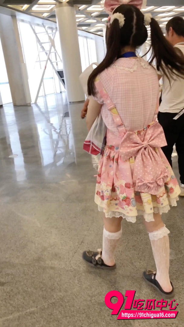 萝莉没穿内裤被大神偷拍3