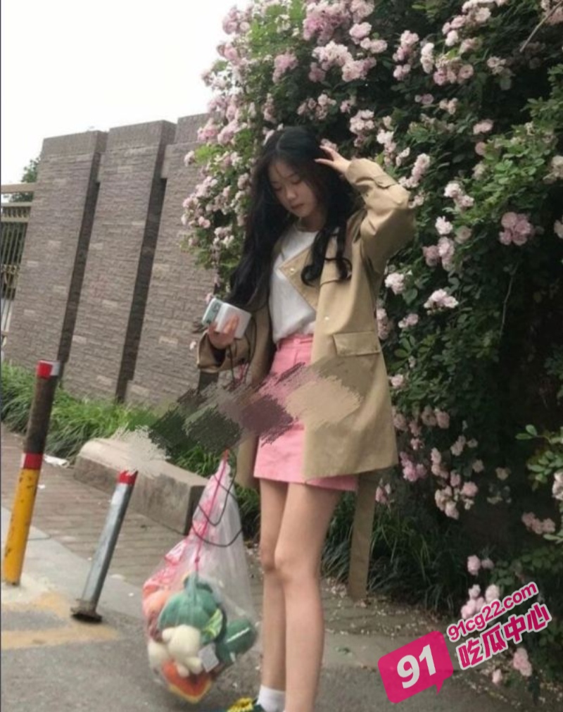 “我先脱一下衣服” 抖音网红欣梦然1v1裸聊 大秀粉嫩鲍鱼！ 配图2