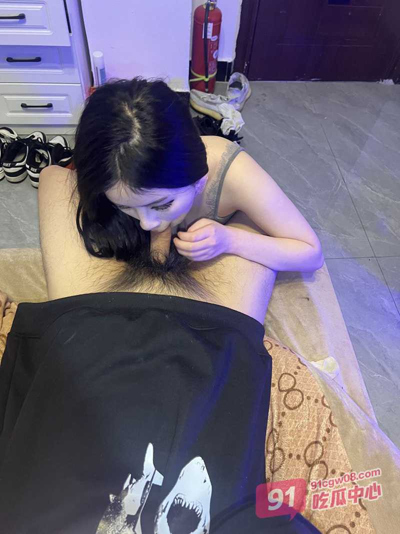 青岛张思雨被会所男模狠狠调教 急迫舔鸡巴伸出舌头等待颜射 人长得帅就是吃香!