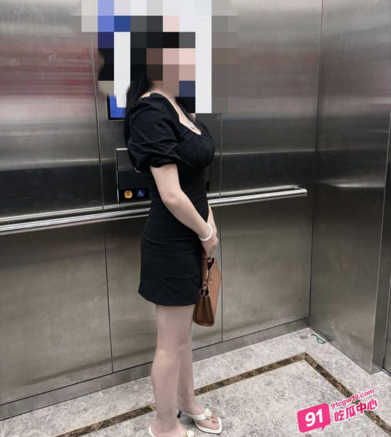 餐厅包间里的狂热乱伦～亲兄妹失控性爱 公共场所私密激情！ 配图4