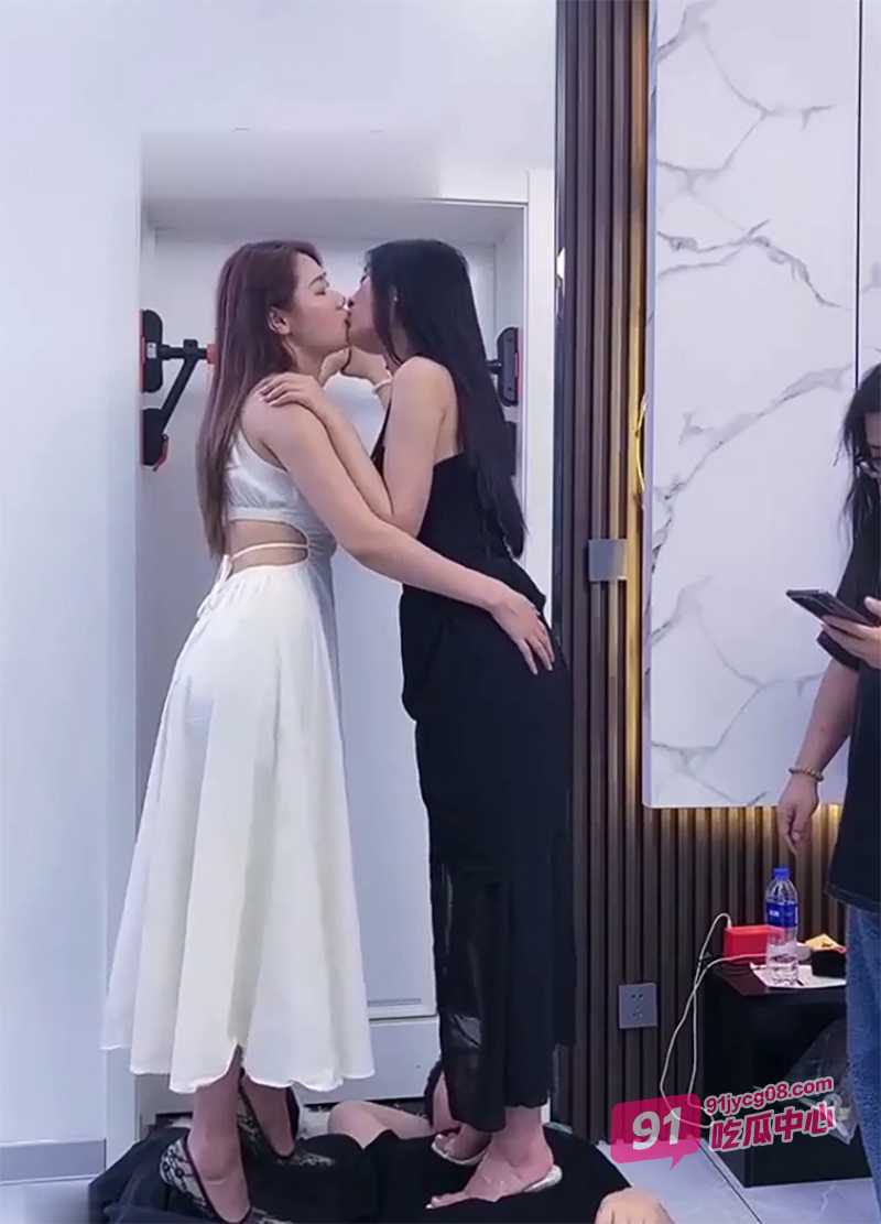 万人求系列！史上最刺激女同 明星颜值激情舌吻 画面太美！