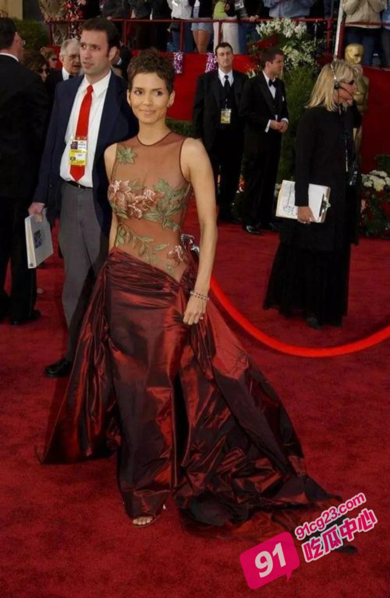 美国女演员 哈利贝瑞 床戏合集 007等经典裸露戏份 这就是黑妞的魅力 配图