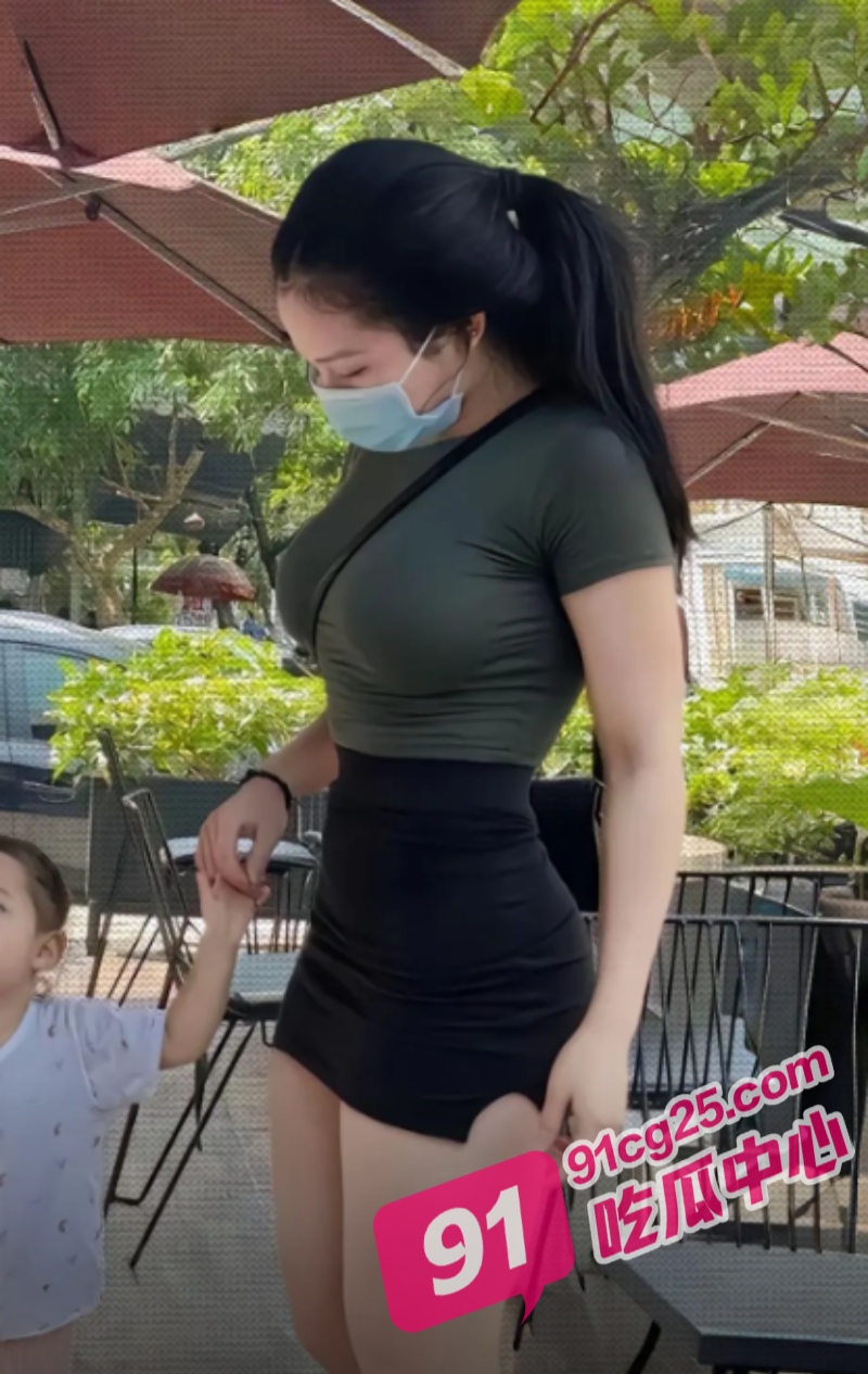 家有淫妻喜露出!健身美臀少妇 羊羊 野外露出3P全程露脸视频泄密流出!