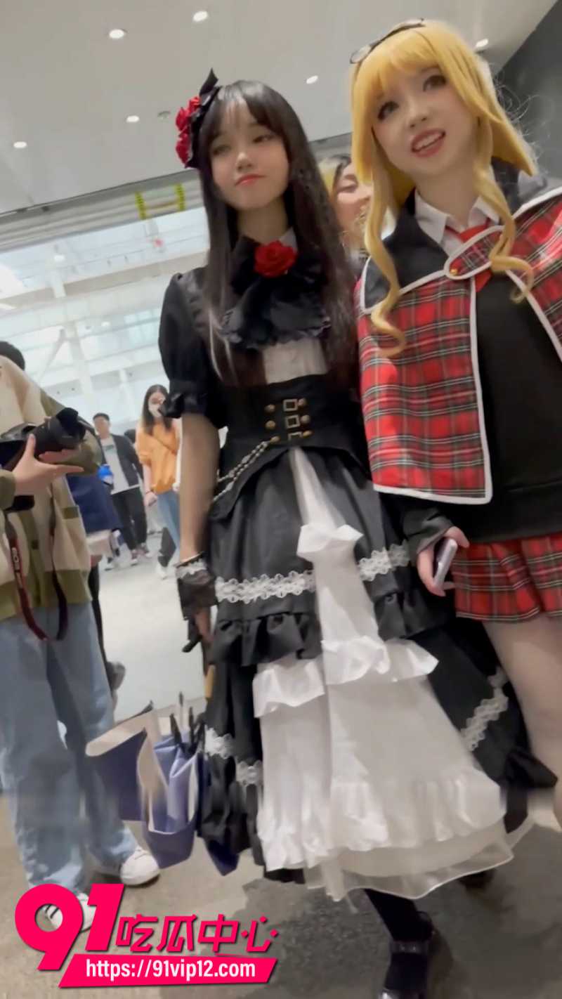抄底大神漫展尾随黑裙洛丽塔女COSER 美女裙底白纱小内裤全被偷拍曝光