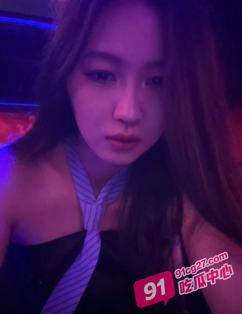 800块钱的快乐！小伙KTV包房被2小妹争着伺候 唱歌哪有双飞香 配图2