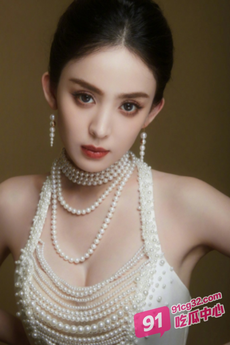 古力娜扎爆改短发女老板 全身涂油瑜伽垫激情做爱!