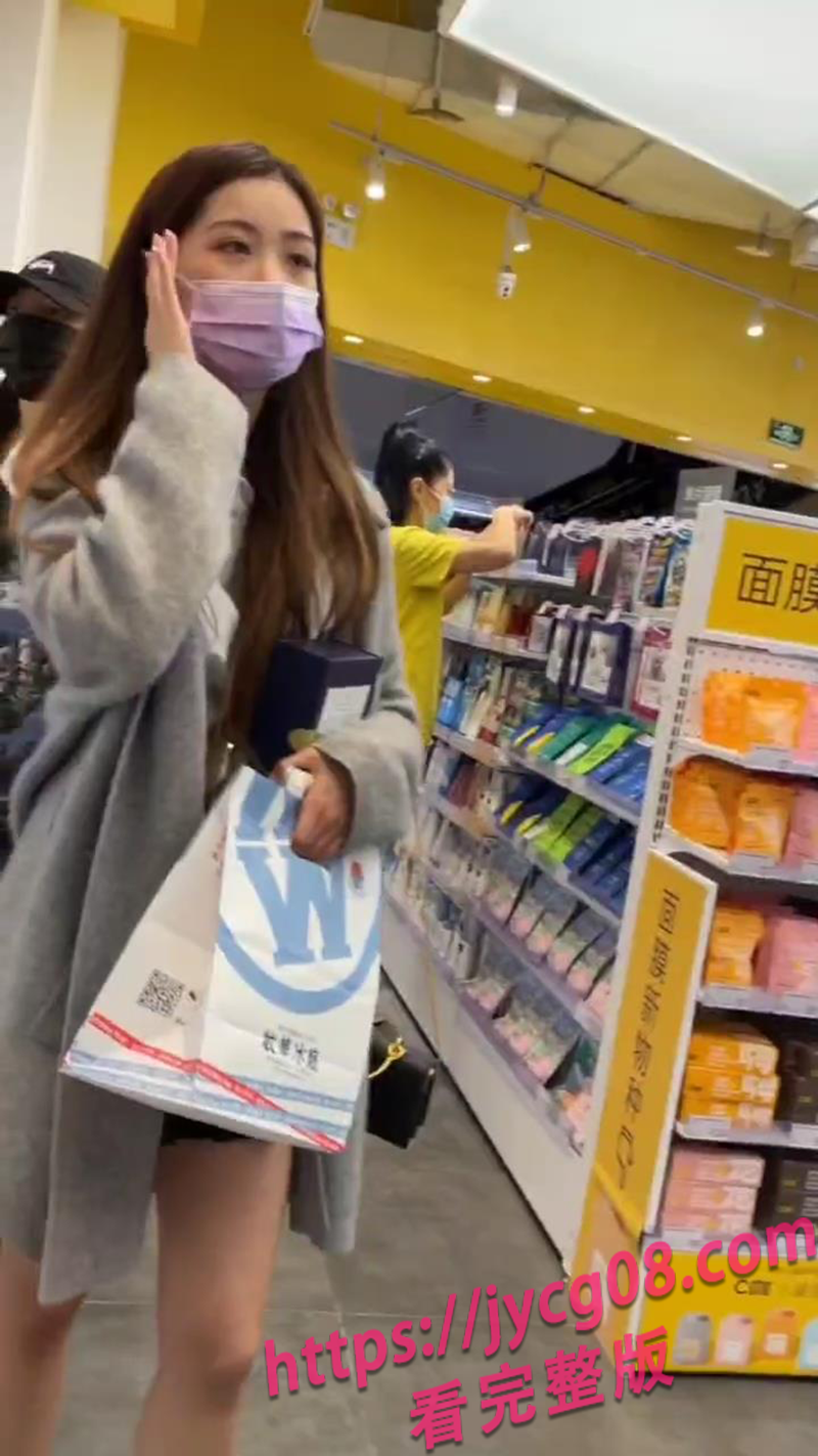 惊险时刻！尾随商场女神偷拍实录×贴身靠近画面疯传！ 配图