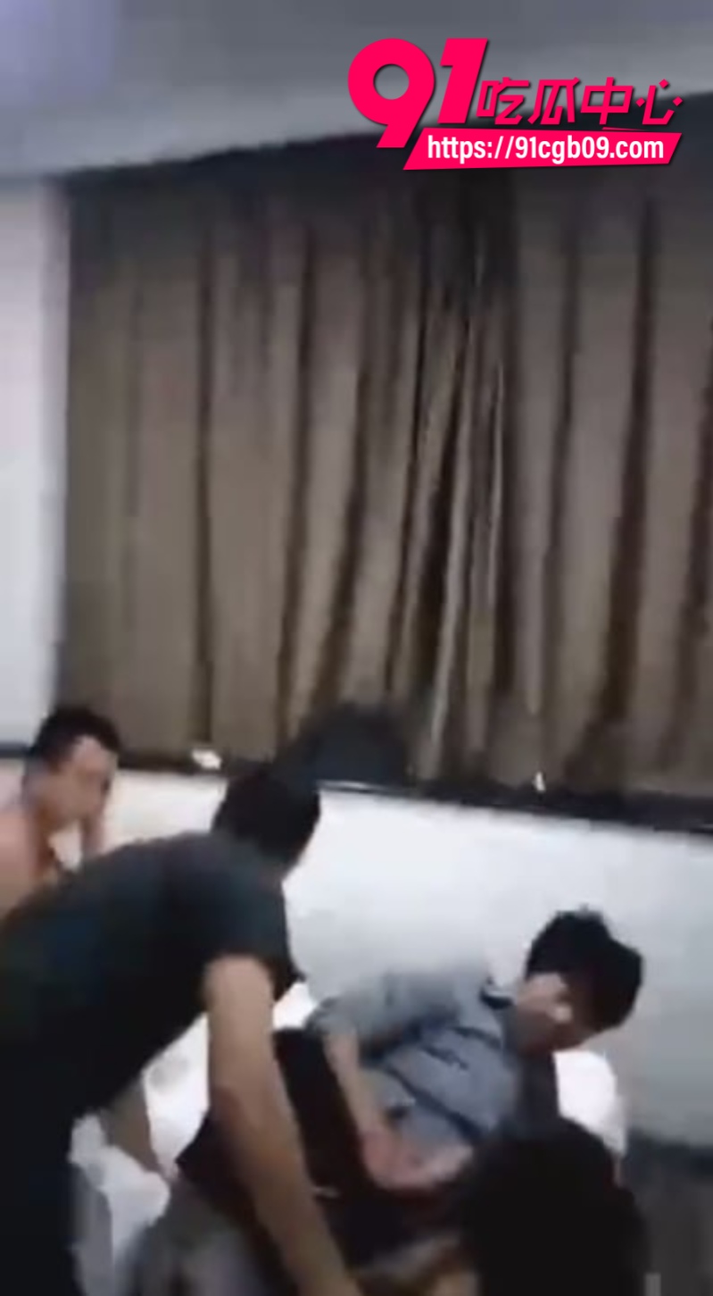 抓奸纯享版一窝人冲进房间暴打男子3 抓奸纯享版一窝人冲进房间暴打男子3