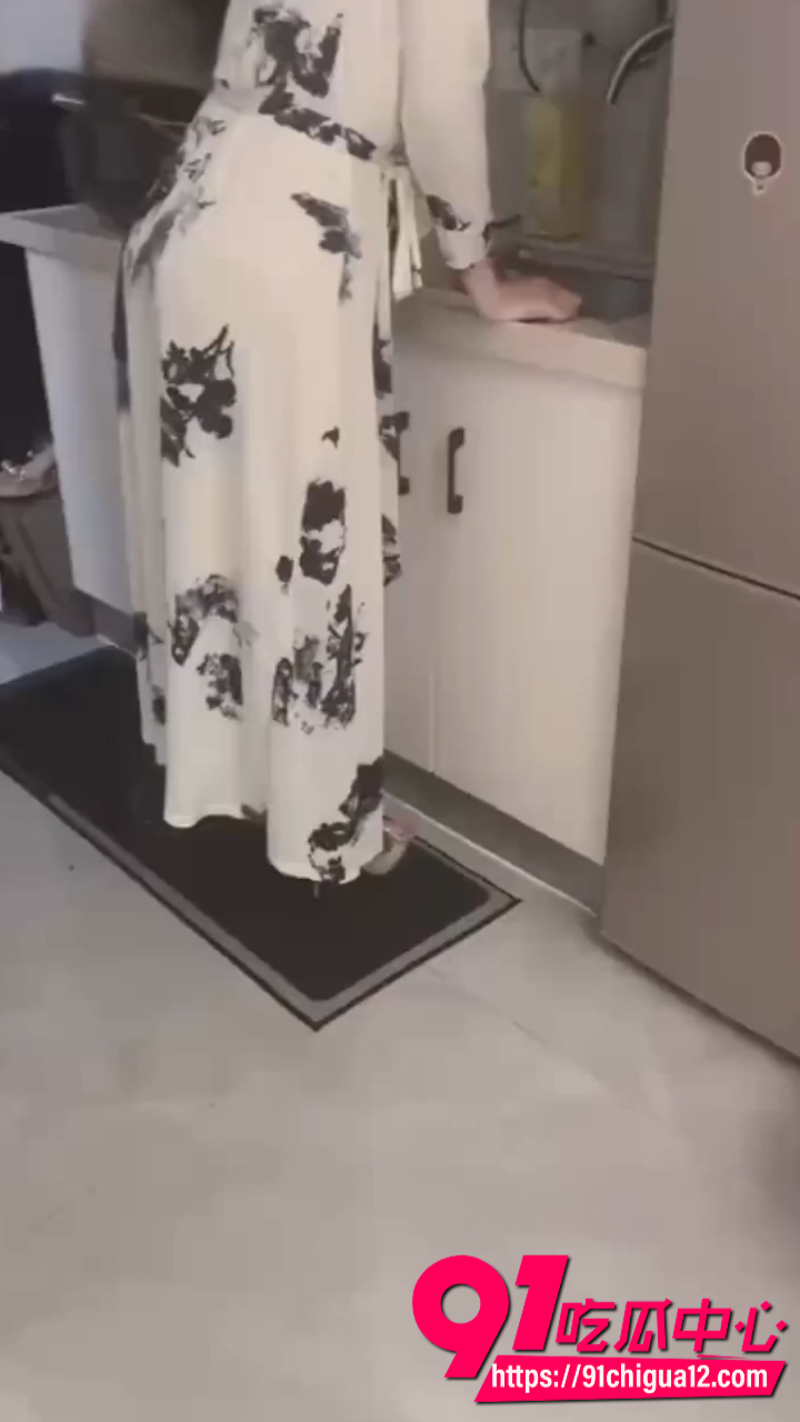 推特极品人妻厨房勾引邻居1