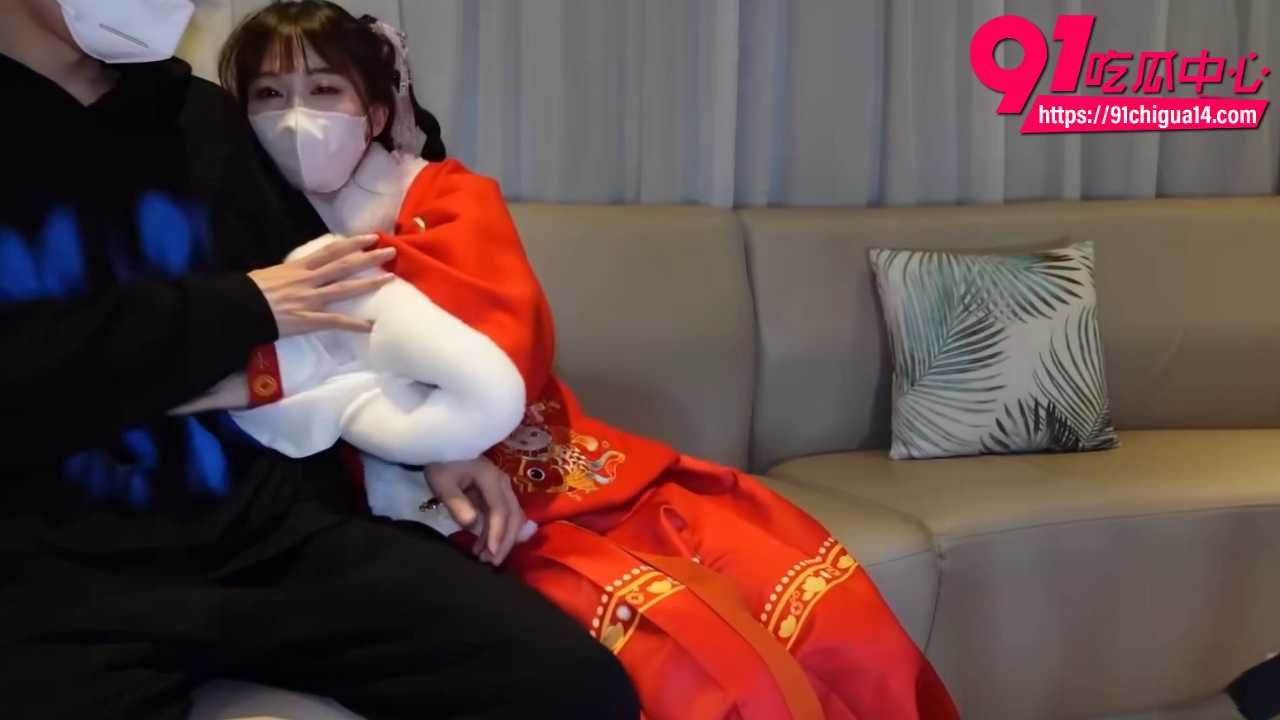 白丝口罩骚货床上狂骑热心小哥大鸡巴3 白丝口罩骚货床上狂骑热心小哥大鸡巴3