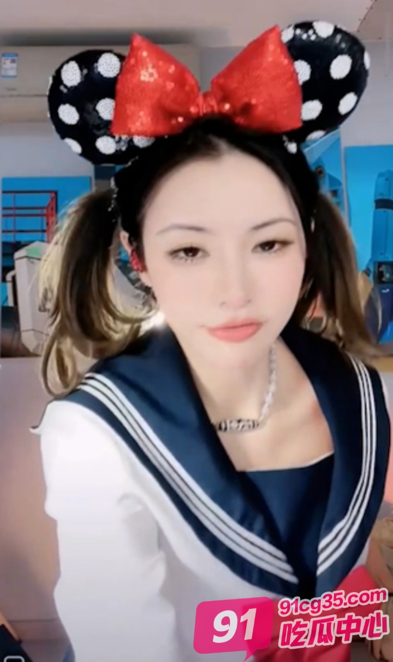 抖音美腿女神一只霸王兽 双视角直播骚舞 御姐私下竟然这么骚！ 配图