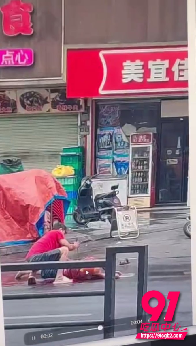 广州白云窖心市场附近 街头伤人事件现场视频曝光 红衣男子手持利刃当街行凶