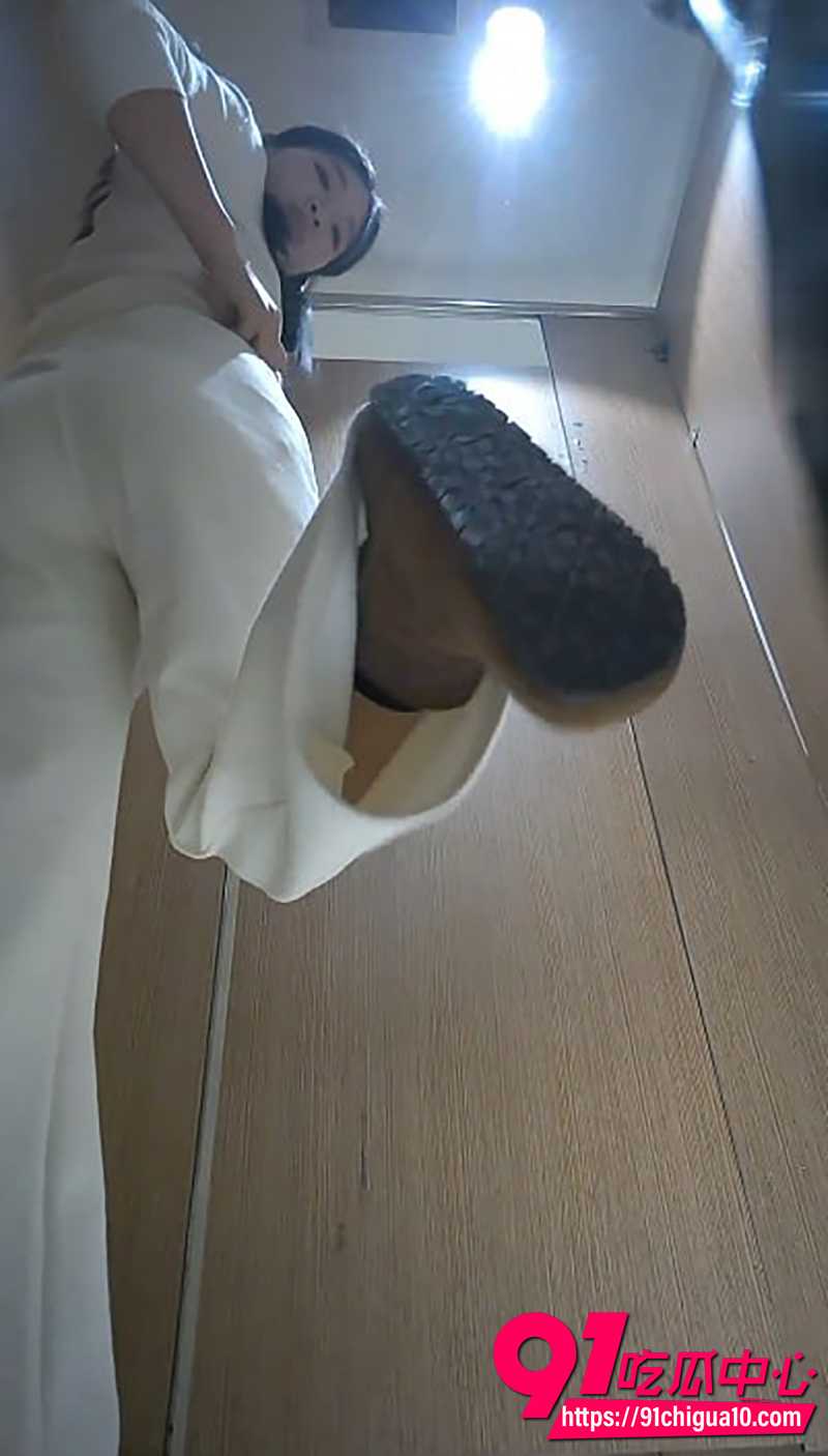 酒吧女厕偷拍 1 酒吧女厕偷拍 1