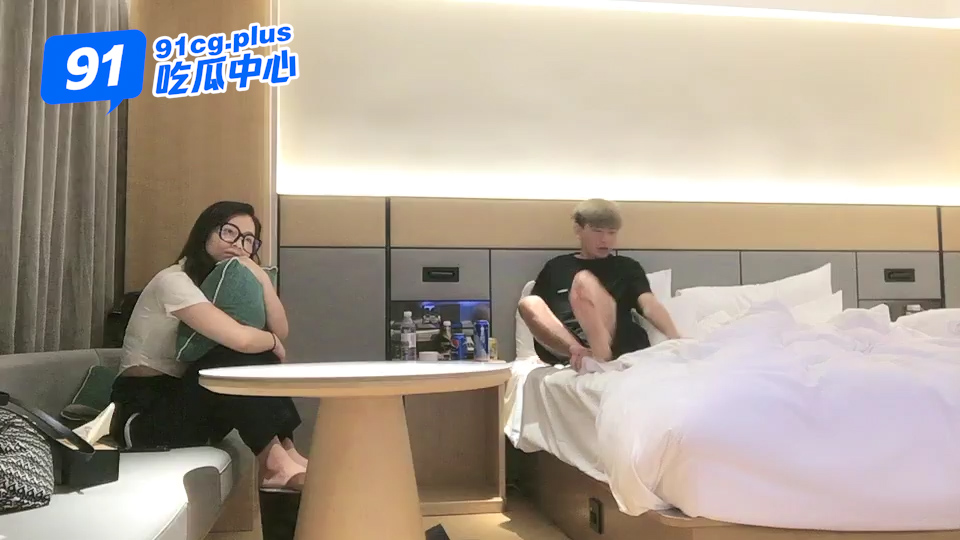 白嫖女绿帽少妇～眼镜少妇赌气给自己丈夫带绿帽  这送上门的还能轻易放过？