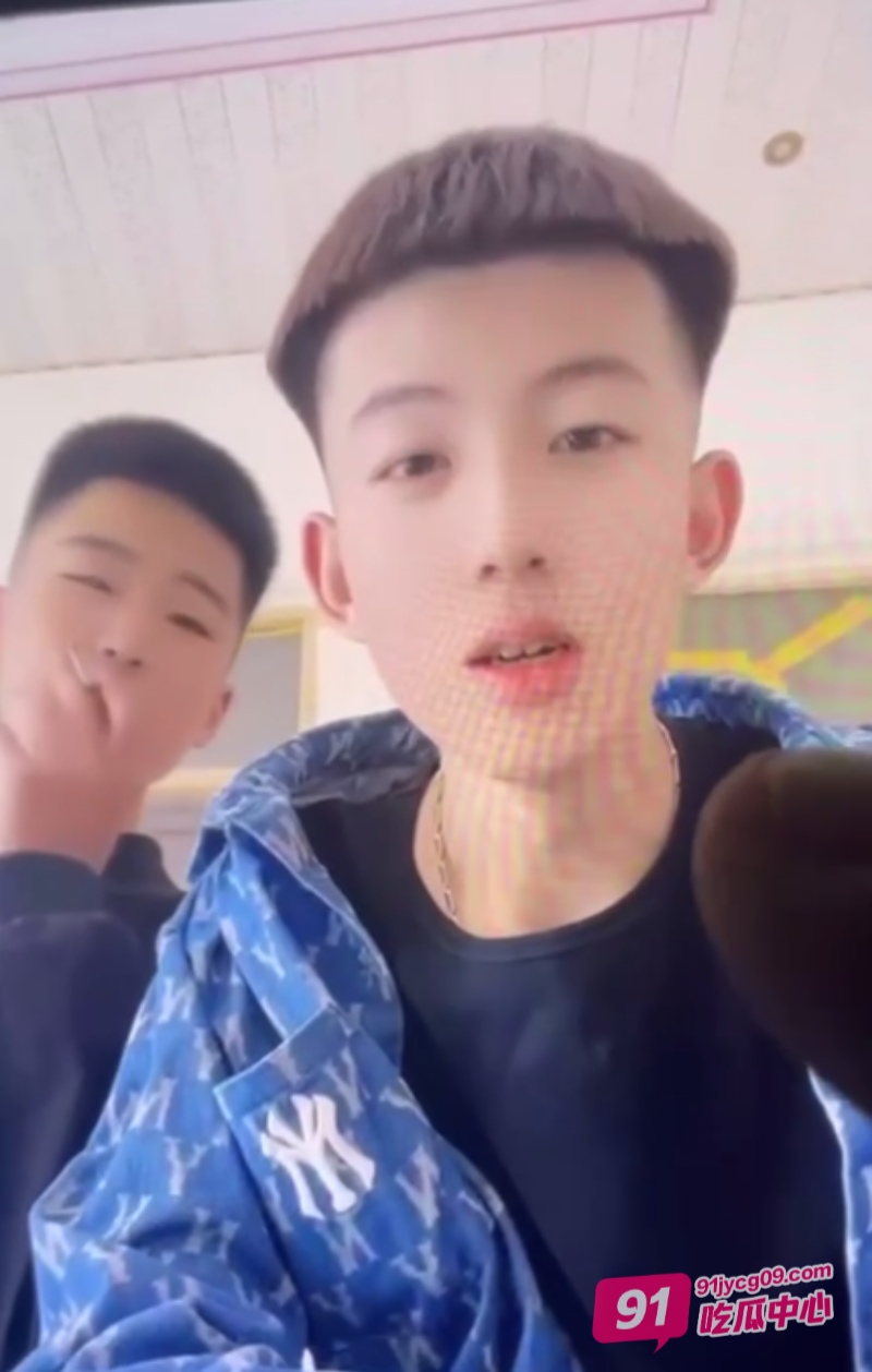 山东济宁某村书记儿子 周恒 勾搭有妇之夫 程妍妍 被其老公捉奸在床 配图