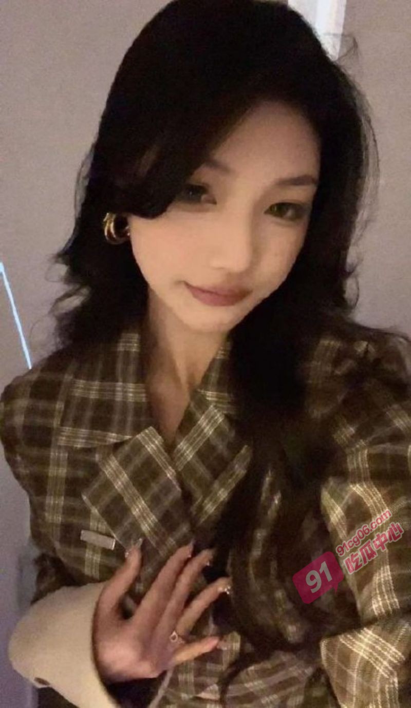 浙江传媒学院学姐婷婷的疯狂一面~全程自动女上位 猛的摩擦大屌!