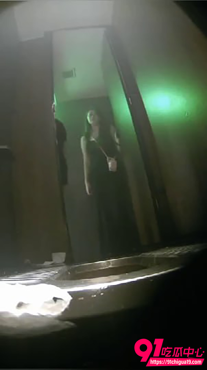 酒吧女厕偷拍 辣妹裙底风光全漏 疑似主人调教任务逼夹跳蛋！