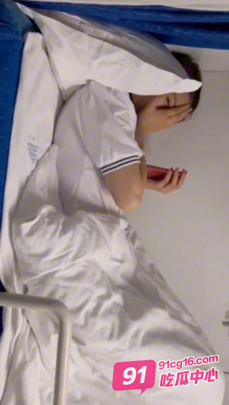 火车卧铺的激情碰撞!寂寞少妇自慰被小伙发现 欲火倾吞了理智!