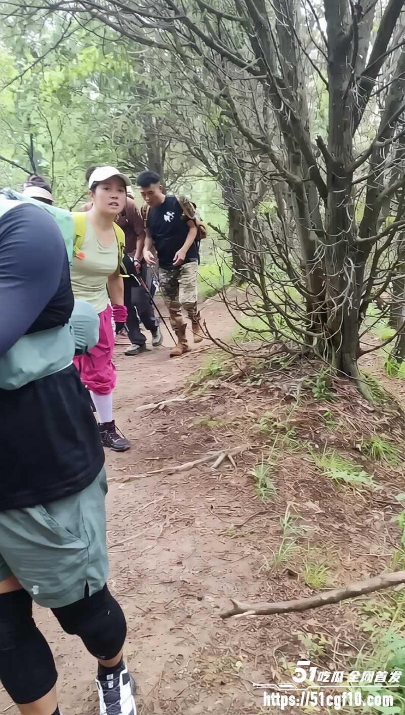 西安子午峪尖山 旅游团偶遇上吊男子遗骸 惊呆现场众人!