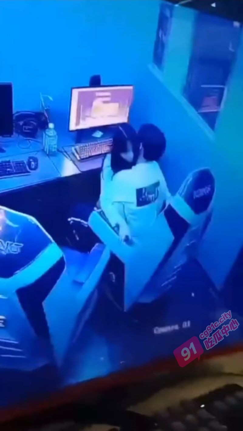 网吧做爱遭偷拍 差点被吓阳痿 “年轻人,我们这有包间 要不要试试”