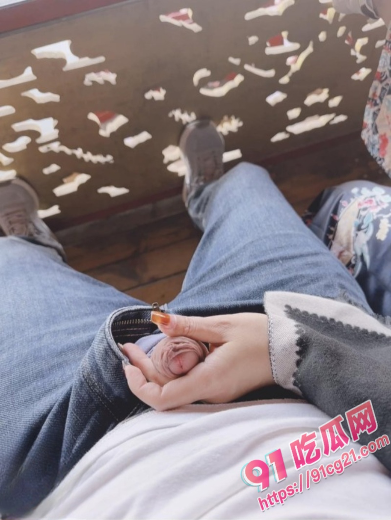 兄妹乱伦之景区内妹妹给我口交 刺激得直接射头上! 配图2
