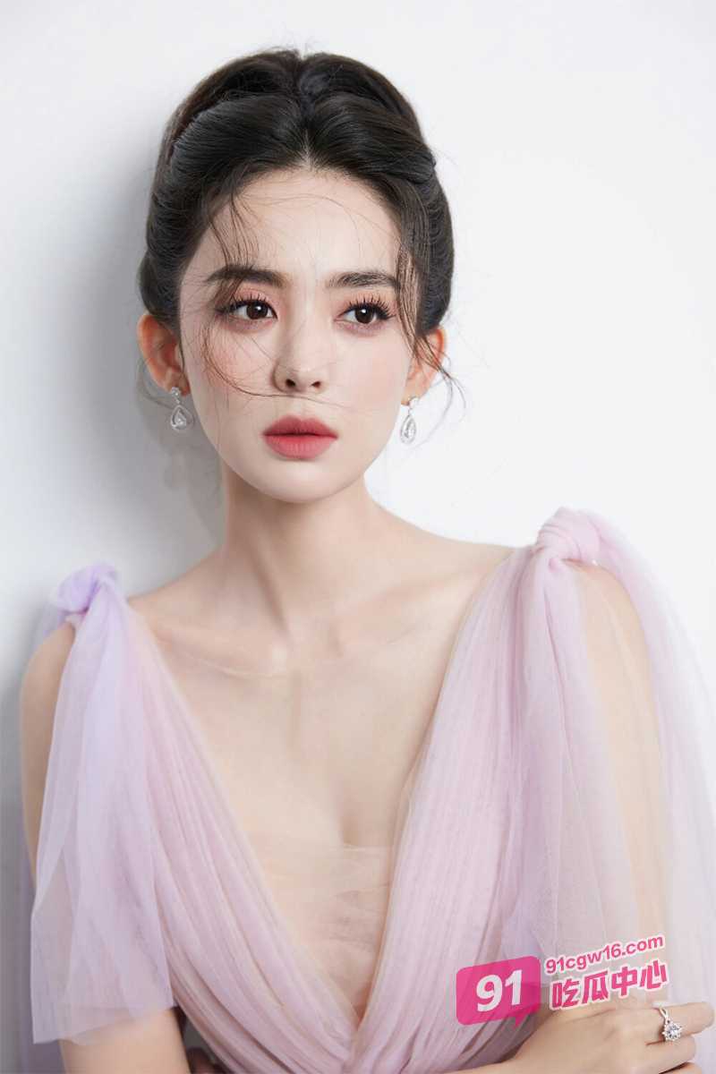AI换脸古力娜扎 赤身裸体大秀性感身材 自慰大秀回馈粉丝 撸点满满！ 配图