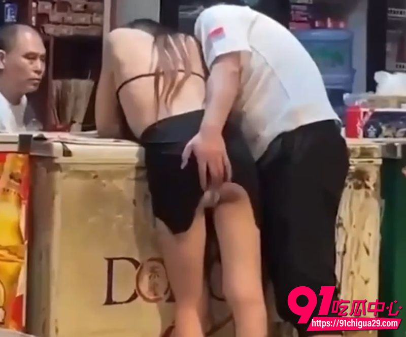顶级露出狂公然裸奔自慰 撩裙猛抠湿穴当众浪叫 围观路人全看呆了!