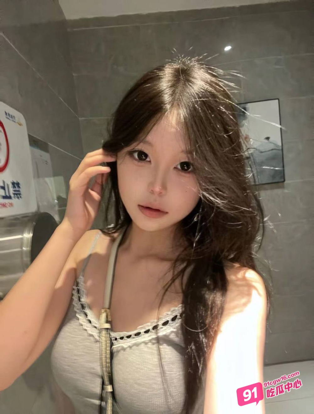 上海名媛雅馨在商场卫生间与健身教练口爱 明明很爽但不敢叫出声！
