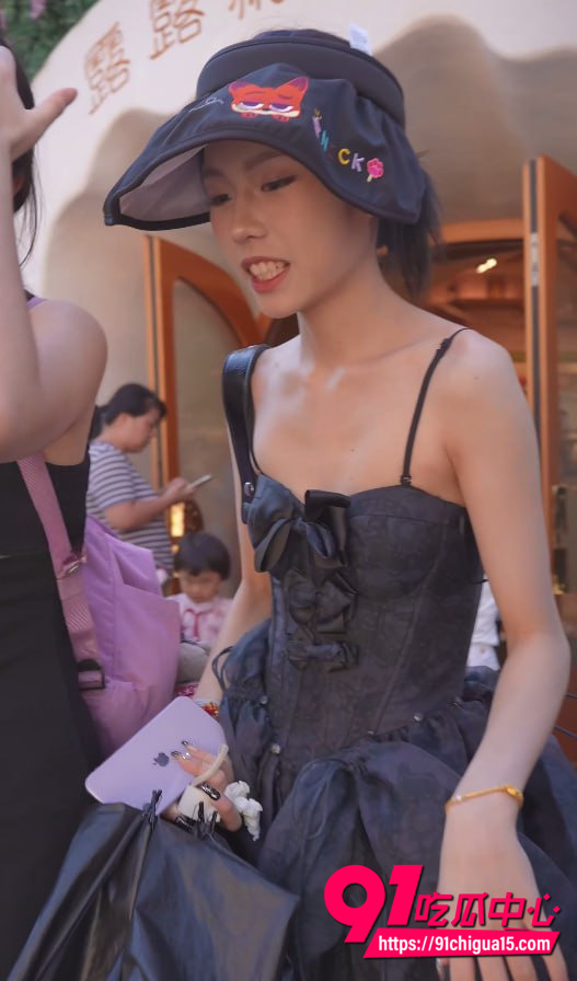 游乐园街头偷拍裙底视频1