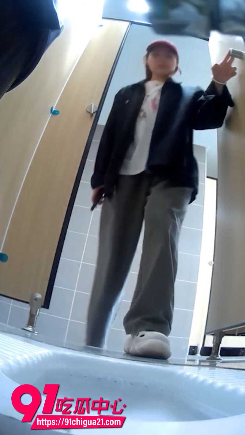 师范学院女厕所被安装摄像头偷拍5