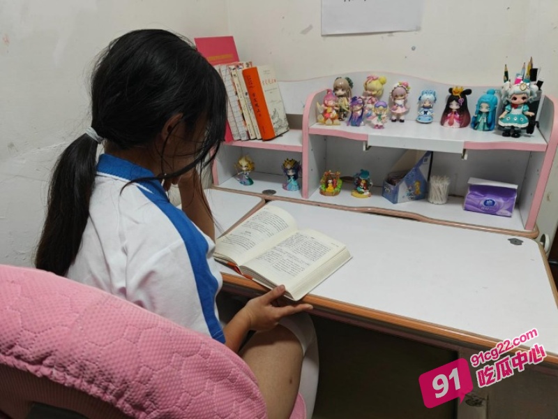 海角社区父女乱伦福利剧情 爸爸女儿在书桌上开战 阴茎摩擦女儿小肥穴 并射在她屁股上