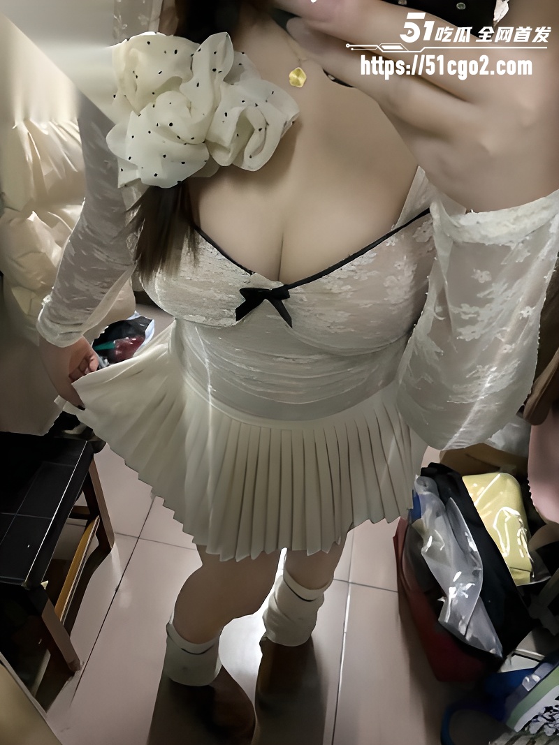 迷人姐姐的性生活跑进骚姐姐的房间摸逼01 迷人姐姐的性生活跑进骚姐姐的房间摸逼01