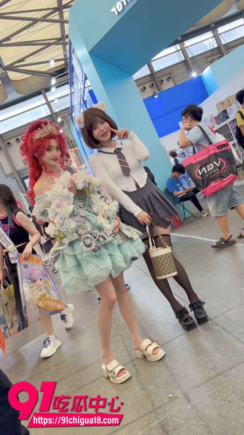 抄底大神漫展尾随极品美女抄底偷拍8