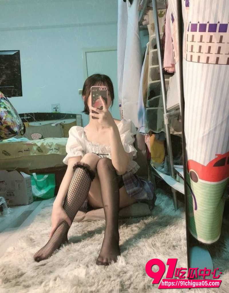 江大城市学院嫩妹白玮彤调教第二弹！男友叫上好兄弟宿舍3P轮奸 主动上位骑乘！