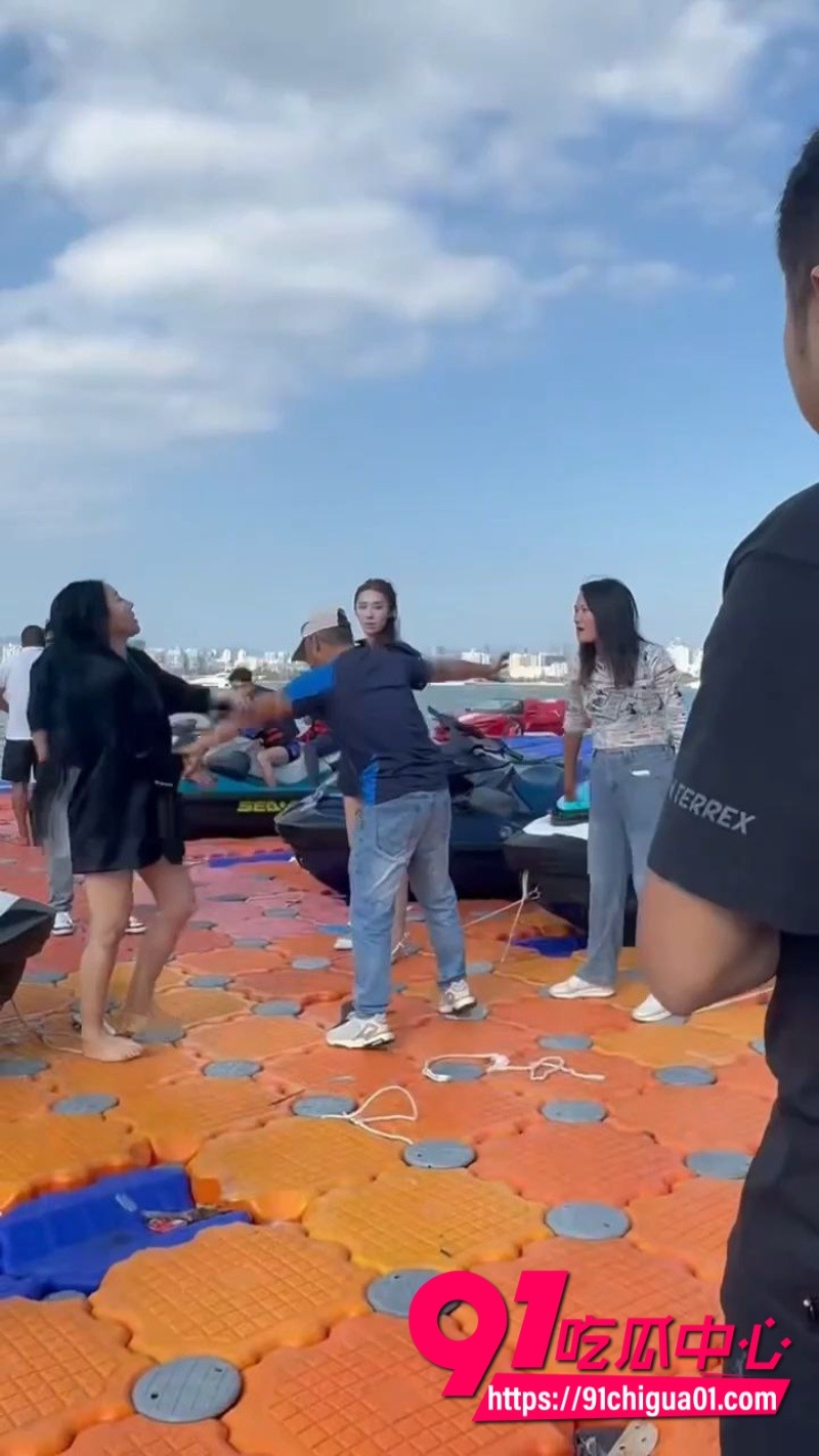 海南三亚海边 三女爆发冲突 头发一拽倒地就干8