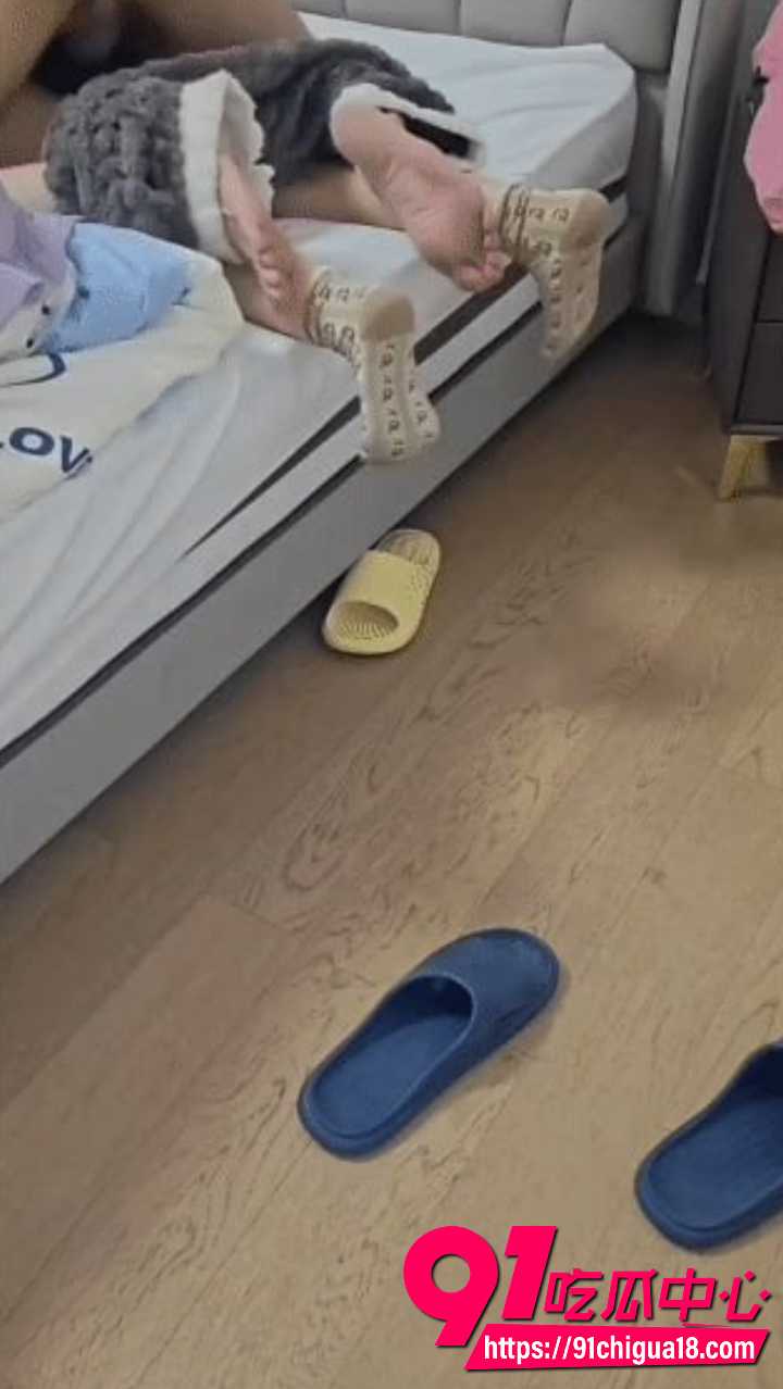 儿子偷拍妈妈洗澡后直接床上强上7 儿子偷拍妈妈洗澡后直接床上强上7