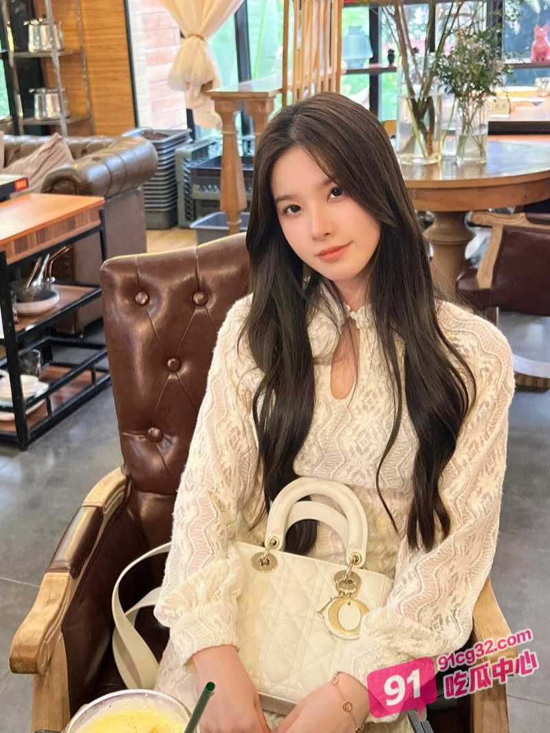 深夜撸片推荐~日本痴汉小伙偷看女老板换衣服 勇敢上前强推吃软饭!