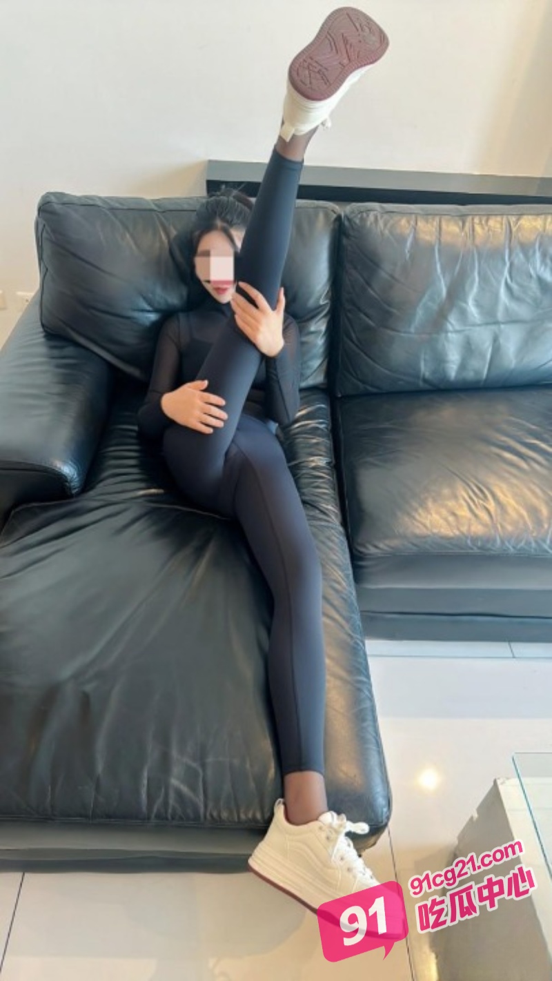 姐弟乱伦之首次后入边插边喷 在楼梯把肥臀姐姐就地正法! 配图6