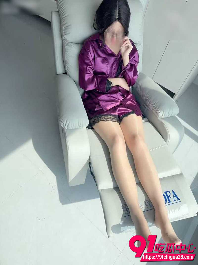 海角精选兄妹乱伦 看醉酒后的堂妹的优美曲线身材 在KTV没忍住激情强上！